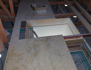 Zateplení stropu novostavby rodinného domu pomocí foukané izolace